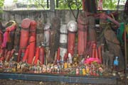 Chao Mae Tuptim Shrine - jedena z nejzvláštnejších svatyní v Bangkoku, Thajsko. Thajsko.