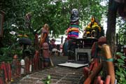 Chao Mae Tuptim Shrine - jedena z nejzvláštnejších svatyní v Bangkoku, Thajsko. Thajsko.