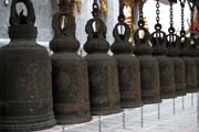 Wat Hua Lamphong, zvony na nádvorí chrámu, Bangkok, Thajsko. Thajsko.