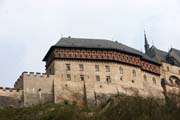 Hrad Karltejn. Gotick hrad zaloen v roce 1348 Karlem IV. jako msto pro uloen krlovskch poklad, sbrek svatch relikvi a skch korunovanch klenot. esk republika.