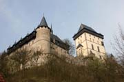 Hrad Karltejn. Gotick hrad zaloen v roce 1348 Karlem IV. jako msto pro uloen krlovskch poklad, sbrek svatch relikvi a skch korunovanch klenot. esk republika.