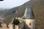 Hrad Karlštejn. Gotický hrad založený v roce 1348 Karlem IV. jako místo pro uložení královských pokladů, sbírek svatých relikvií a říšských korunovačních klenotů. Česká republika.