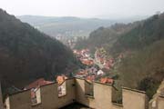 Pohled na vesnici z hradu Karlštejn. Česká republika.