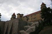 Bratislavsk Hrad, postaven v 13. stolet, je mohutn obdlnkov stavba se tymi rohovmi vemi. Hrad se nachz nad Dunajem na vrcholku skly Mal Karpaty v centru Bratislavy. Slovensko.