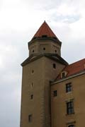Bratislavsk Hrad, postaven v 13. stolet, je mohutn obdlnkov stavba se tymi rohovmi vemi. Hrad se nachz nad Dunajem na vrcholku skly Mal Karpaty v centru Bratislavy. Slovensko.