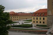 Bratislavský Hrad, postaven v 13. století, je mohutná obdélníková stavba se čtyřmi rohovými věžemi. Hrad se nachází nad Dunajem na vrcholku skály Malé Karpaty v centru Bratislavy. Slovensko.
