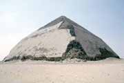 Skloněná pyramida v Dashuru. Egypt.