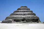 Zoserova stupňovitá pyramida v Sakkaře. Egypt.