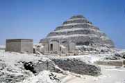 Zoserova stupňovitá pyramida v Sakkaře. Egypt.