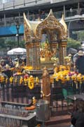 Chrám Erawan (San Phra Phrom) je uprostřed moderního centra, Bangkok. Thajsko.