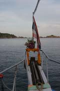 Každá loď musí mít na přídi malý oltář, liveaboard, Ostrovy Similan. Thajsko.