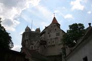 Hrad Pernštejn, založen v polovině 13. století je jedním z nejzachovalejších goticko-renezančních hradů v Evropě. Nedvědice. Česká republika.