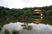 Chrám Kinkaku-ji (nazývaný též Chrám Zlatého pavilovu) patří mezi zen buddhistické chrámy, Kjóto. Japonsko.