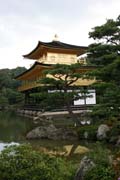 Chrm Kinkaku-ji (nazvan t Chrm Zlatho pavilovu) pat mezi zen buddhistick chrmy, Kjto. Japonsko.