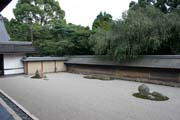 Znm karesansui kamenn zahrada uvnit Ryoan-ji chrmu. Zahrada vznikla v pozdnm 15. stolet. Kjto. Japonsko.