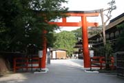 Chrám Shimogamo-jinja (Kamomioya-jinja), Kjóto. Japonsko.