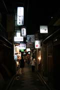 Podvečerní ulice ve čtvrti Gion, Kjóto. Japonsko.