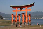 Torii (brna) na ostrov Miyajima slou jako pomysln brna svatyn Itsukushima ze strany od moe. Japonsko.