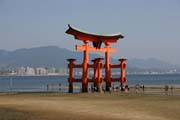 Torii (brna) na ostrov Miyajima slou jako pomysln brna svatyn Itsukushima ze strany od moe. Nkdy je t nazvna plovouc torii. Japonsko.