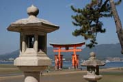 Torii (brna) na ostrov Miyajima slou jako pomysln brna svatyn Itsukushima ze strany od moe. Nkdy je t nazvna plovouc torii. Japonsko.