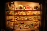 Před každou restaurací jsou plastové modely jídel, která si můžete objednat. Čtvrť Dotombori (někdy též Dotomburi) ve městě Osaka. Japonsko.