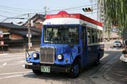 Turistický autobus v městečku Kanazawa. Japonsko.