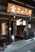 Tradiční domy ve čtvrti Sanmachi-suji, Takayama. Japonsko.