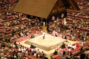 Zápas sumo během turnaje sumo. Tokio. Japonsko.