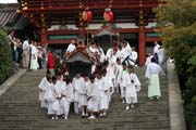 Tsurugaoka Hachiman-gu Shrine Reitaisai (Kadoron Festival) - ti mikoshi (penosn olte) a dal vci, jako Jinme (svat kon), Nishiki hata (vlajky), Hoko (plavidlo) a Tachi (me) jsou neseny v proces Shinko Sai (pehldka Mikoshi). Kamakura. Japonsko.