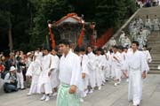 Tsurugaoka Hachiman-gu Shrine Reitaisai (Kadoron Festival) - ti mikoshi (penosn olte) a dal vci, jako Jinme (svat kon), Nishiki hata (vlajky), Hoko (plavidlo) a Tachi (me) jsou neseny v proces Shinko Sai (pehldka Mikoshi). Kamakura. Japonsko.