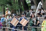 Tsurugaoka Hachiman-gu Shrine Reitaisai (Kadoron Festival) svatyn Tsurugaoka Hachiman-gu. Tento den se kon Yabusame - tradin japonsk lukostelba z kon. Msto Kamakura. Japonsko.