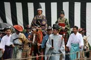 Tsurugaoka Hachiman-gu Shrine Reitaisai (Kadoron Festival) svatyn Tsurugaoka Hachiman-gu. Tento den se kon Yabusame - tradin japonsk lukostelba z kon. Msto Kamakura. Japonsko.