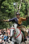 Tsurugaoka Hachiman-gu Shrine Reitaisai (Kadoron Festival) svatyn Tsurugaoka Hachiman-gu. Tento den se kon Yabusame - tradin japonsk lukostelba z kon. Msto Kamakura. Japonsko.