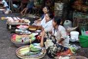 Pouliční trh - hlavní město Yangon. Myanmar (Barma).