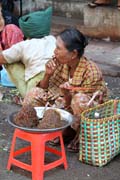 Pouliční trh - hlavní město Yangon. Myanmar (Barma).
