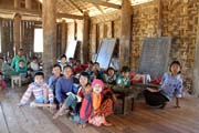Místní škola u kempu s pracovními slony. Okolí města Taungoo. Myanmar (Barma).