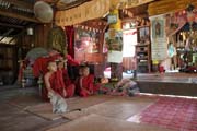 Místní buddhistická monasterie u kempu s pracovními slony. Okolí města Taungoo. Myanmar (Barma).
