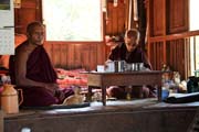 Místní buddhistická monasterie u kempu s pracovními slony. Okolí města Taungoo. Myanmar (Barma).