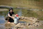 Takto se získává pitná voda - primitivní filtrace v řece. Kemp s pracovními slony. Okolí města Taungoo. Myanmar (Barma).