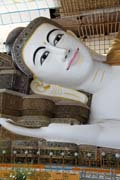 Známý ležící Buddha (55 metrů dlouhý, 16 metru vysoký) - Shwethalyaung Buddha, město Bago. Myanmar (Barma).