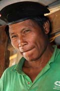 Muž z kmene Eng (někdy nazývané též Ann či black teeth people), okolí města Kengtung. Myanmar (Barma).