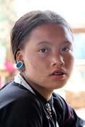 Dívka z kmene Eng (někdy nazývané též Ann či black teeth people), okolí města Kengtung. Myanmar (Barma).