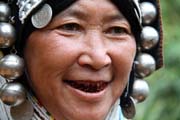 Žena z kmene Akha, okolí města Kengtung. Myanmar (Barma).