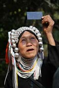 Žena z kmene Akha pozoruje zatmění slunce, okolí města Kengtung. Myanmar (Barma).