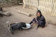 Ve vesnici etnika Eng, okolí města Kengtung. Myanmar (Barma).
