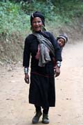 Žena z kmene Eng (někdy nazývané též Ann či black teeth people), okolí města Kengtung. Oblast je velmi pestrá z hlediska tzv. hill tribe people. Myanmar (Barma).