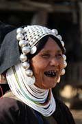 Žena z kmene Akha, okolí města Kengtung. Myanmar (Barma).