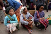 Ženy z horských kmenů - hlavní trh ve městě Kengtung. Myanmar (Barma).