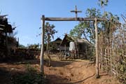 Vstupní brána do vesnice etnika Akha, okolí města Kengtung. Brána chrání před zlými duchy. Myanmar (Barma).
