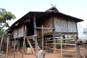 Ve vesnici etnika Akha, okolí města Kengtung. Myanmar (Barma).